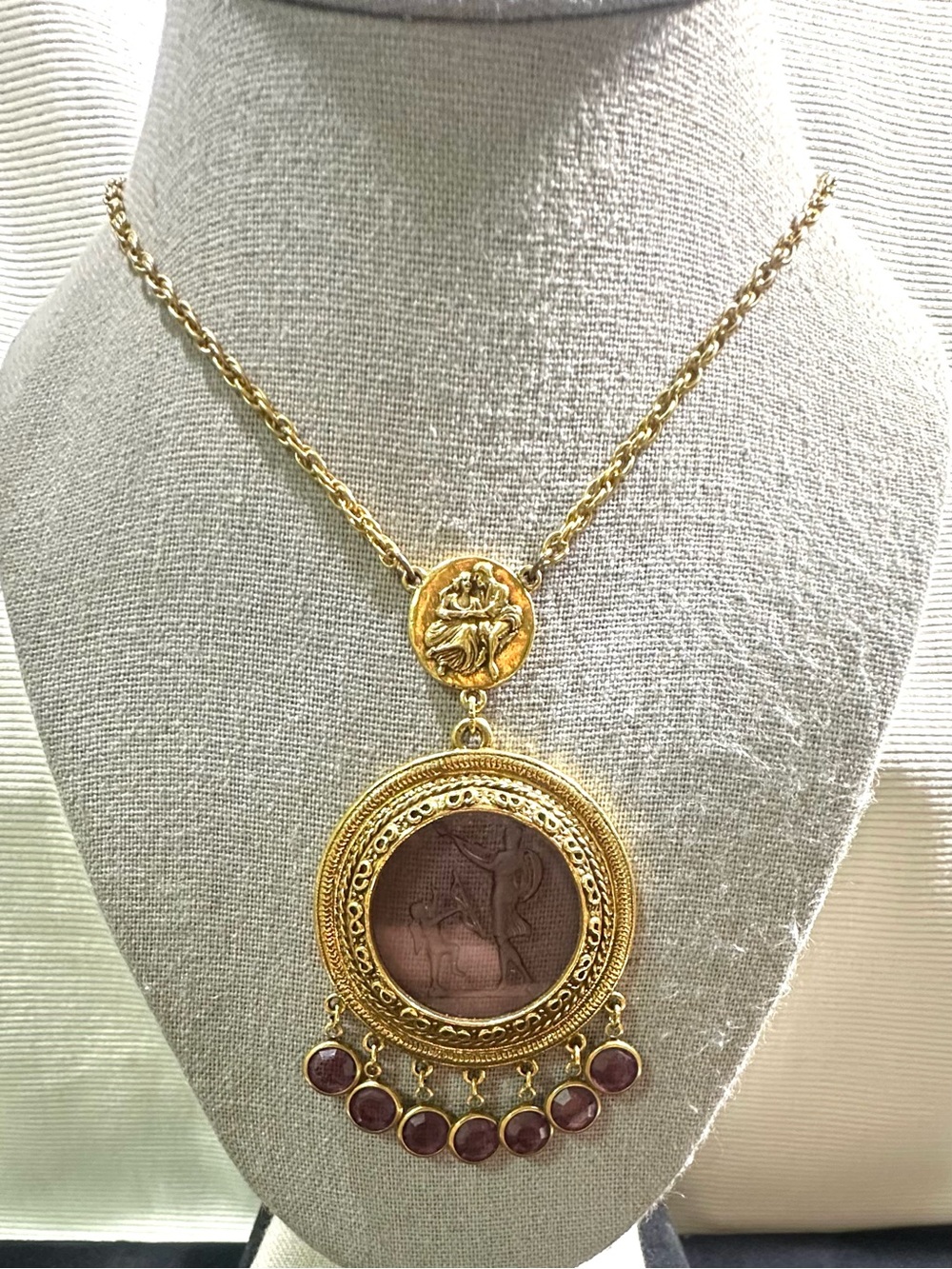 Vtg: Goldette Reverse Intaglio Glass Cupid & Archer Necklace